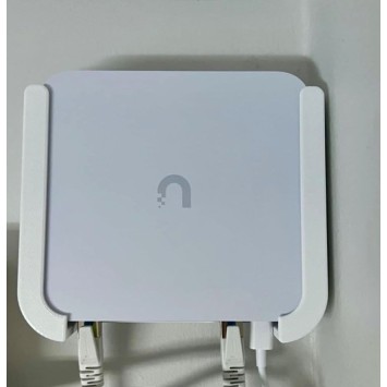 Unifi Cloud Gateway Ultra / Gateway Max vægbeslag + strømadapterbeslag